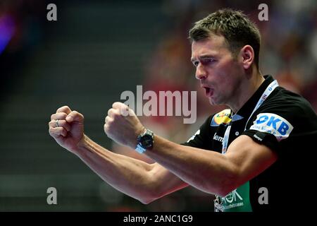 Wien, Österreich. 16 Jan, 2020. Handball: Em, Hauptrunde, Gruppe 1, 1. Spieltag, Weißrussland - Deutschland in der Wiener Stadthalle. Trainer Christian Prokop von Deutschland cheers. Credit: Robert Michael/dpa-Zentralbild/dpa/Alamy leben Nachrichten Stockfoto