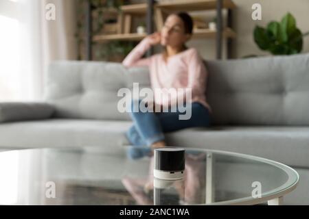 Schwerpunkt moderne kabellose Lautsprecher mit unscharfen junge Frau auf Hintergrund. Stockfoto