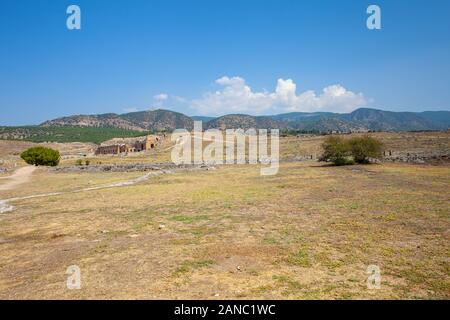 Bunte Landschaft mit den Ruinen der antiken Stadt Hierapolis in der Türkei. Stockfoto