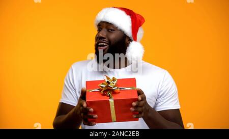 Afrikaner - Mann in Santa Hut mit geschenkset an Kamera, urlaub Feier Stockfoto