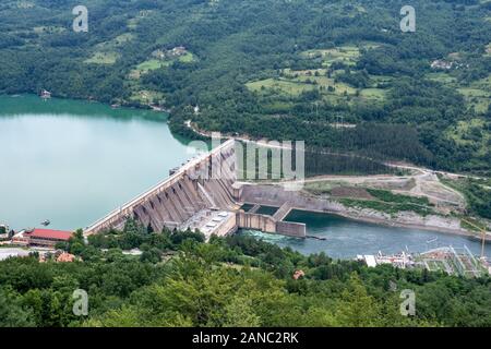 Perucac künstlicher See und Damm auf Tara National Park. Wasserkraftwerk. Stockfoto