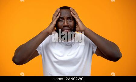 Afro-amerikanischer Mann mit Kopf, Leben und Werk Probleme, besorgt über die Frist Stockfoto
