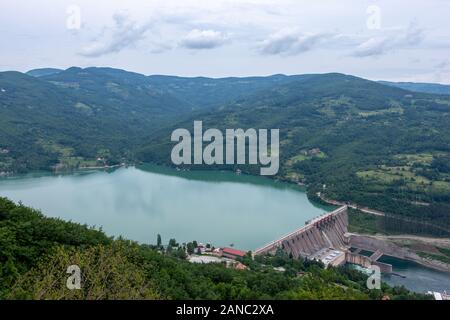 Perucac künstlicher See und Damm auf Tara National Park. Wasserkraftwerk. Stockfoto