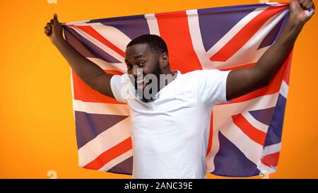 Lächelnd afro-amerikanischer Mann feiern nationalen Festival, die Britische Flagge Stockfoto