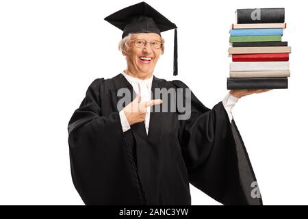 Ältere Frau in einer Staffelung Kleid mit einem Stapel Bücher und zeigen auf weißem Hintergrund Stockfoto