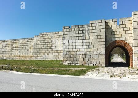 PLISKA, Bulgarien - 10 April, 2017: Die Reste der Hauptstadt des Ersten Bulgarischen Reiches Festung Pliska, Region Shumen, Bulgarien Stockfoto