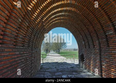 PLISKA, Bulgarien - 10 April, 2017: Die Reste der Hauptstadt des Ersten Bulgarischen Reiches Festung Pliska, Region Shumen, Bulgarien Stockfoto