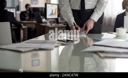 Männliche CEO unterzeichnen Vertrag Mitarbeiter, die auf dem Hintergrund, Schreibarbeit im Büro Stockfoto