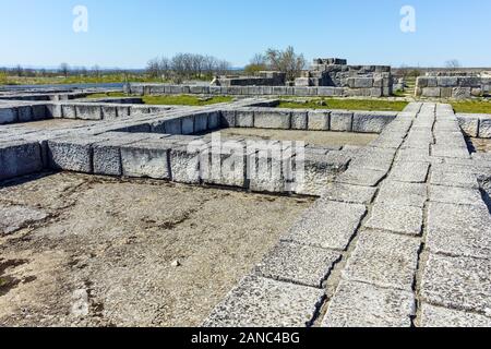 PLISKA, Bulgarien - 10 April, 2017: Die Reste der Hauptstadt des Ersten Bulgarischen Reiches Festung Pliska, Region Shumen, Bulgarien Stockfoto