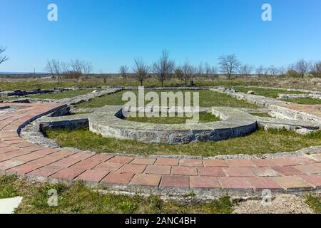 PLISKA, Bulgarien - 10 April, 2017: Die Reste der Hauptstadt des Ersten Bulgarischen Reiches Festung Pliska, Region Shumen, Bulgarien Stockfoto