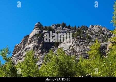 Blick auf den majestätischen Berg aus Granit Wände der Cascade Canyon. Stockfoto