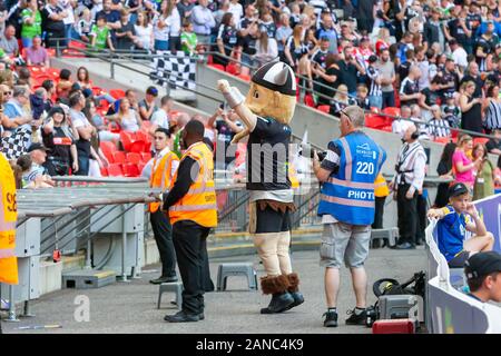 Kemik der Viking, Widnes Wikinger Maskottchen, engagiert sich mit der Masse vor dem AB Sonnendecks Rugby League Cup 1895 in Wembley 2019 Stockfoto