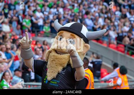 Kemik der Viking, Widnes Wikinger Maskottchen, engagiert sich mit der Masse vor dem AB Sonnendecks Rugby League Cup 1895 in Wembley 2019 Stockfoto
