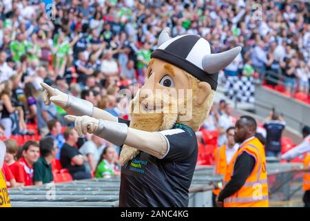 Kemik der Viking, Widnes Wikinger Maskottchen, engagiert sich mit der Masse vor dem AB Sonnendecks Rugby League Cup 1895 in Wembley 2019 Stockfoto