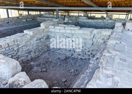 PLISKA, Bulgarien - 10 April, 2017: Die Reste der Hauptstadt des Ersten Bulgarischen Reiches Festung Pliska, Region Shumen, Bulgarien Stockfoto