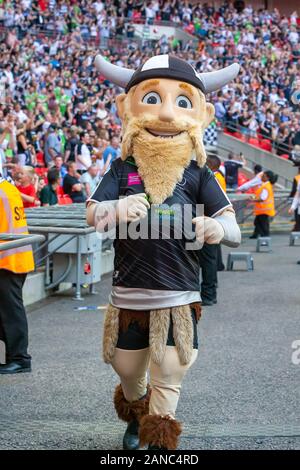 Kemik der Viking, Widnes Wikinger Maskottchen, engagiert sich mit der Masse vor dem AB Sonnendecks Rugby League Cup 1895 in Wembley 2019 Stockfoto