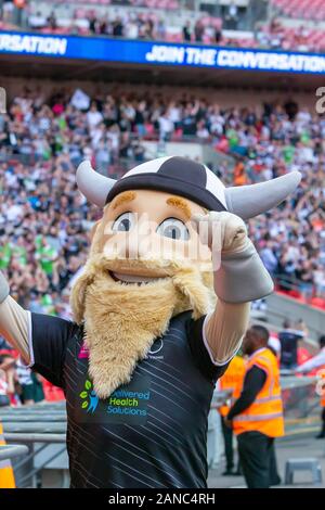 Kemik der Viking, Widnes Wikinger Maskottchen, engagiert sich mit der Masse vor dem AB Sonnendecks Rugby League Cup 1895 in Wembley 2019 Stockfoto
