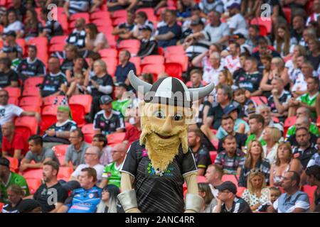 Kemik der Viking, Widnes Wikinger Maskottchen, engagiert sich mit der Masse vor dem AB Sonnendecks Rugby League Cup 1895 in Wembley 2019 Stockfoto