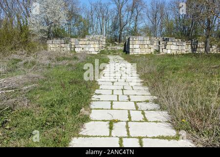 PLISKA, Bulgarien - 10 April, 2017: Die Reste der Hauptstadt des Ersten Bulgarischen Reiches Festung Pliska, Region Shumen, Bulgarien Stockfoto