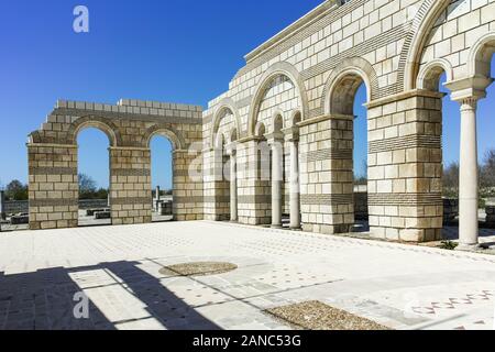 PLISKA, Bulgarien - 10 April, 2017: Ruinen der große Basilika, die größte Kirche im mittelalterlichen Europa in Pliska, Bulgarien Stockfoto