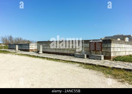 PLISKA, Bulgarien - 10 April, 2017: Ruinen der große Basilika, die größte Kirche im mittelalterlichen Europa in Pliska, Bulgarien Stockfoto