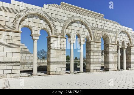 PLISKA, Bulgarien - 10 April, 2017: Ruinen der große Basilika, die größte Kirche im mittelalterlichen Europa in Pliska, Bulgarien Stockfoto