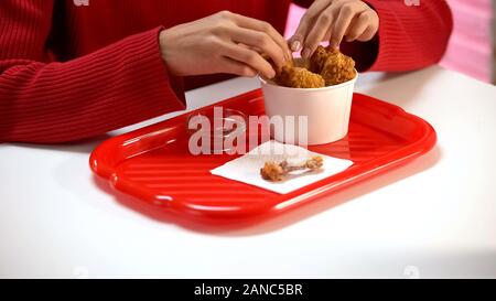 Bistro kunden Essen crunchy Chicken Wings, Knochen liegen auf dem Tisch, Essen Stockfoto