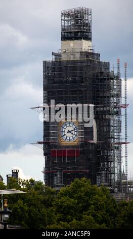London, Großbritannien - 18 August 2019: Elizabeth Tower, die gemeinhin als Big Ben, der Clock Tower von Westminster Palace bekannt, während Reparaturarbeiten gesehen w Stockfoto