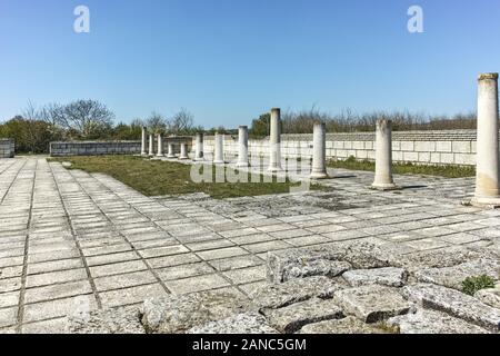 PLISKA, Bulgarien - 10 April, 2017: Ruinen der große Basilika, die größte Kirche im mittelalterlichen Europa in Pliska, Bulgarien Stockfoto