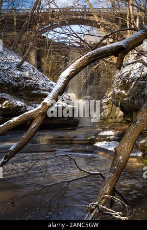 Lake Falls Wasserfall durch den schneebedeckten Ästen. Matthiessen State Park, Illinois, USA Stockfoto