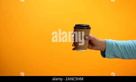 Weibliche Hand, die Pappbecher mit Trinken, Kunden einladen, Cafeteria Stockfoto