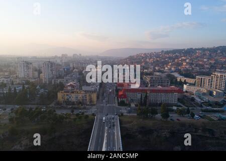 Luftaufnahme von Podgorica Stadt bei Sonnenuntergang Stockfoto