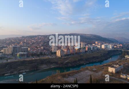 Luftaufnahme von Podgorica Stadt bei Sonnenuntergang Stockfoto