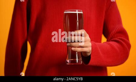Weibliche holding Bier Glas, Trunkenheit am Steuer Gefahr, Frauen Alkoholabhängigkeit Stockfoto
