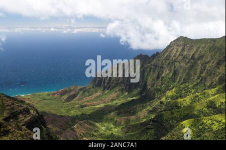 Das Kalalau Tal, das mit Blick auf den Pazifischen Ozean auf der Nā Pali Küste, Kauai Hawaii öffnet. Stockfoto