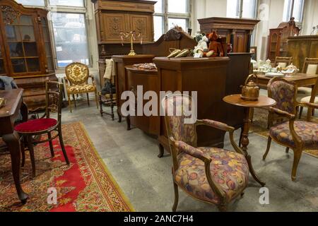 Minsk, Weißrussland - Dezember, 14, 2019: Vintage Möbeln, Geschirr und anderen auf der Messe oder der Flohmarkt in Minsk, Weißrussland Stockfoto