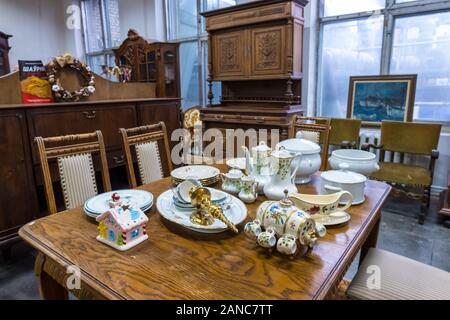 Minsk, Weißrussland - Dezember, 14, 2019: Vintage Möbeln, Geschirr und anderen auf der Messe oder der Flohmarkt in Minsk, Weißrussland Stockfoto