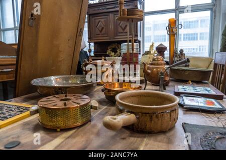 Minsk, Weißrussland - Dezember, 14, 2019: Vintage Möbeln, Geschirr und anderen auf der Messe oder der Flohmarkt in Minsk, Weißrussland Stockfoto