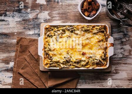 Gebackene Gemüse Lasagne mit grünen Bohnen und Käse in einer Schüssel aus Keramik. Gesunde vegetarische Nahrung. Ansicht von oben Stockfoto