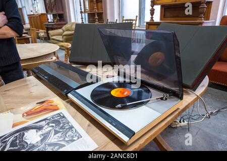 Minsk, Weißrussland - Dezember, 14, 2019: Plattenspieler und vinyl Records auf der Messe oder der Flohmarkt in Minsk, Weißrussland Stockfoto