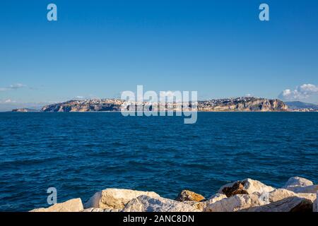 Procida (Italien) - mit Blick auf den Monte di Procida ab Hafen Procida Stockfoto
