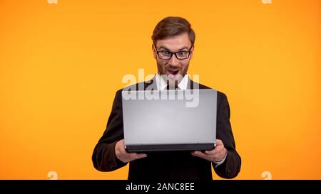 Überrascht mann lesen gute Nachrichten auf Laptop, online shopping, Internet store Verkauf Stockfoto