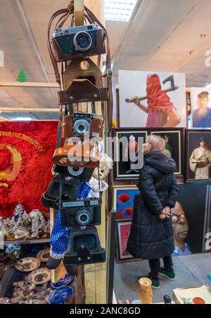 Minsk, Weißrussland - Dezember, 14, 2019: alte sowjetische Kameras und anderen auf der Messe oder der Flohmarkt in Minsk, Weißrussland Stockfoto