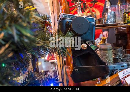 Minsk, Weißrussland - Dezember, 14, 2019: alte sowjetische Kameras und anderen auf der Messe oder der Flohmarkt in Minsk, Weißrussland Stockfoto