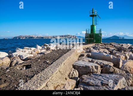 Procida (Italien) - mit Blick auf den Monte di Procida ab Hafen Procida Stockfoto
