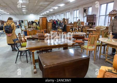 Minsk, Weißrussland - Dezember, 14, 2019: Vintage Möbeln, Geschirr und anderen auf der Messe oder der Flohmarkt in Minsk, Weißrussland Stockfoto