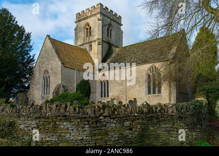 Eynsham-England - 12. Januar 2020: St Kenelm's Kirche in Witney tagsüber Stockfoto