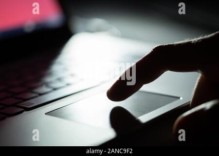 Nahaufnahme eines Menschen Hand mit Touchpad am Laptop Stockfoto