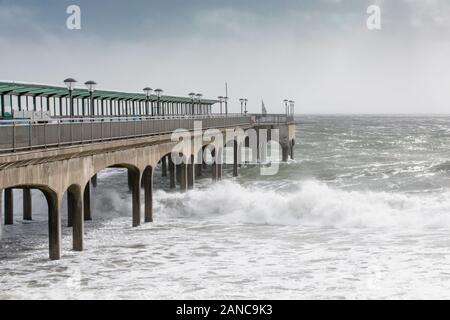 Leistungsschalter in Boscombe Pier Stockfoto