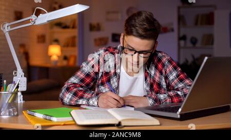 Junge schreiben Zusammenfassung Vorbereitung test Projekt in der Hochschule Bildung Stockfoto